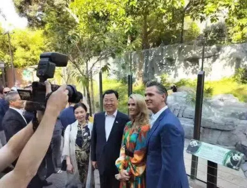 謝鋒大使及夫人與加州州長紐森夫婦在圣迭戈動物園大熊貓館前合影。圖片為中國駐美大使館提供