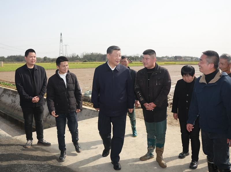 2024年3月19日，習近平總書記在湖南常德市鼎城區(qū)謝家鋪鎮(zhèn)港中坪村，同種糧大戶、農(nóng)技人員、基層干部親切交流。