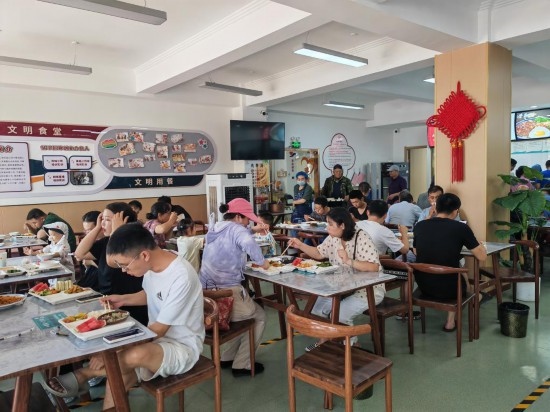 清水灣社區(qū)食堂坐滿了前來就餐的居民。新華社記者 鄒欣媛 攝