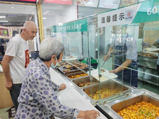 老年人在清水灣社區(qū)食堂就餐。新華社記者 鄒欣媛 攝