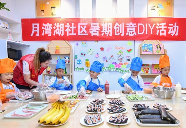 漯河市月灣湖社區(qū)青少年活動(dòng)室里，志愿者教孩子們做手工。 齊國(guó)霞攝