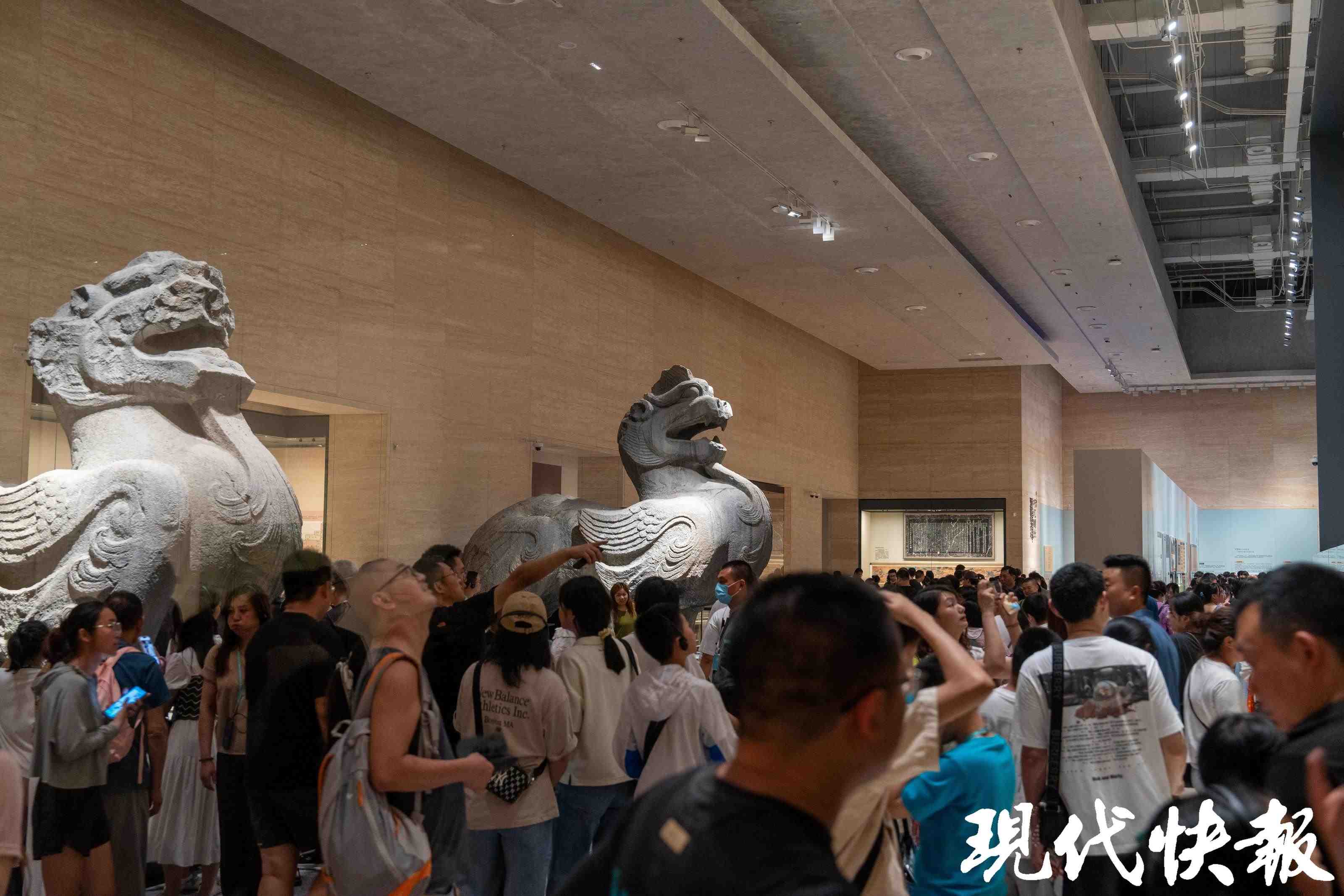 揚州中國大運河博物館內(nèi)游人如織