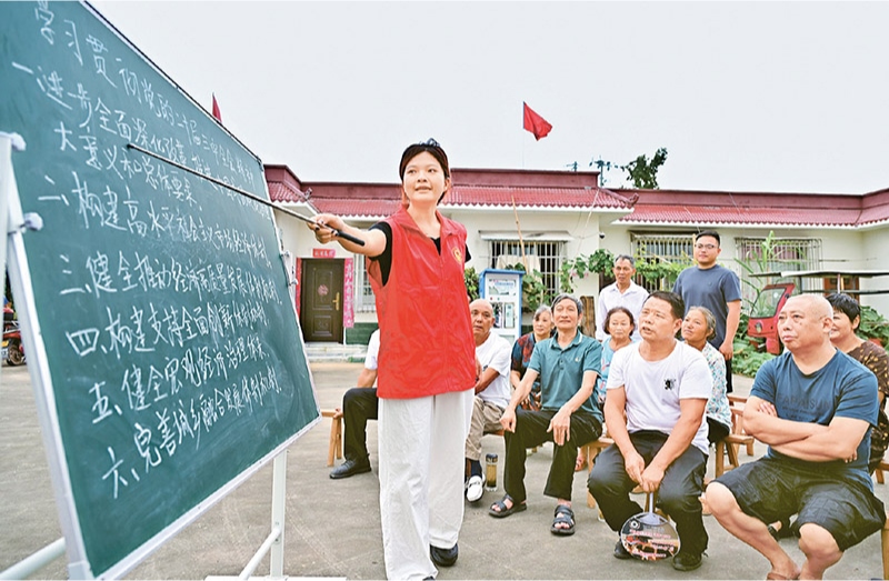 學(xué)習(xí)好貫徹好黨的二十屆三中全會(huì)精神，是當(dāng)前和今后一個(gè)時(shí)期全黨全國(guó)的一項(xiàng)重大政治任務(wù)。圖為2024年7月27日，四川省眉山市仁壽縣“小黑板”宣講小分隊(duì)，向基層黨員干部群眾宣講黨的二十屆三中全會(huì)精神。 人民圖片 潘帥/攝