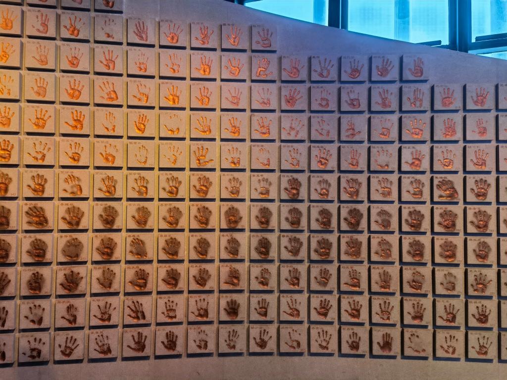 圖為侵華日軍南京大屠殺遇難同胞紀(jì)念館“三個必勝”展廳排列的648個鮮紅的手?。ň植浚Ｐ氯A社記者 邱冰清 攝