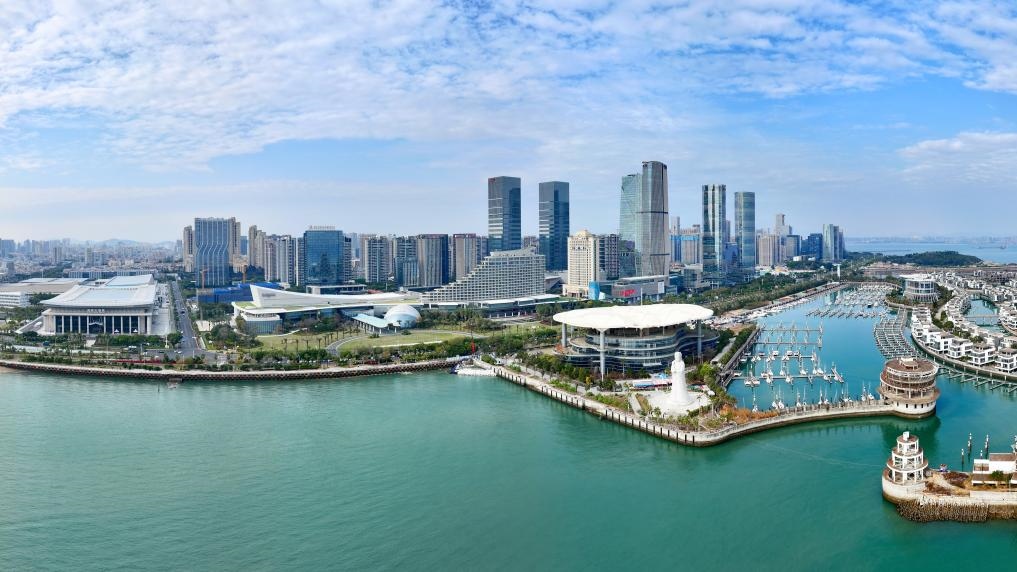 2024年1月24日拍攝的廈門國際會議中心、環(huán)島路一帶濱海城市景觀。新華社記者姜克紅攝