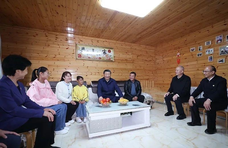 △2023年9月6日，習(xí)近平總書記在黑龍江大興安嶺地區(qū)漠河市北極村，同村民史瑞娟一家親切交談。