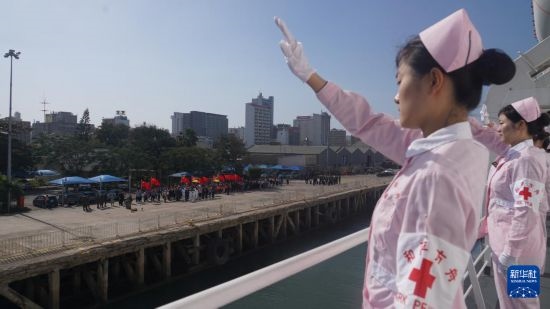 當(dāng)?shù)貢r間8月16日上午10時許，執(zhí)行“和諧使命-2024”任務(wù)的中國海軍“和平方舟”號醫(yī)院船圓滿結(jié)束對莫桑比克的訪問，駛離馬普托港，前往本次任務(wù)第五站南非。新華社發(fā)（曹春耀 攝）