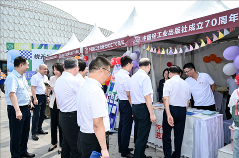 “書香滿園·輕閱七十年”圖書文化歡樂市集開市。主辦方供圖