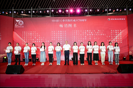 活動現(xiàn)場為近五年精品力作、暢銷圖書頒獎。主辦方供圖
