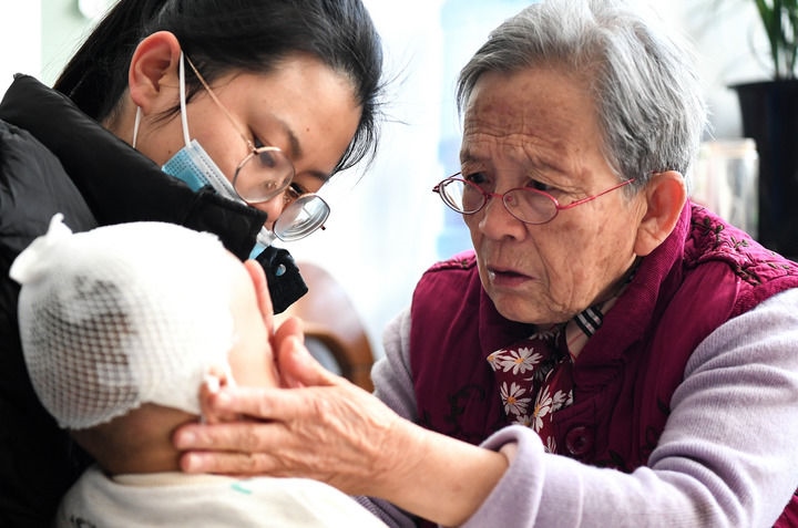 2022年11月16日，在陜西省榆林市佳縣，路生梅（右）在家中為患兒義診。 新華社發(fā)（鄒競一 攝）