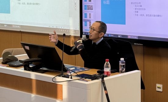 從去年秋天起，還在治療中的朱銳就堅(jiān)持給本科生開課。（受訪者供圖）