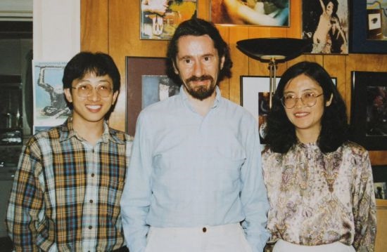 1992年，朱銳（左）赴美國杜蘭大學(xué)攻讀心靈哲學(xué)與認(rèn)知科學(xué)，師從心靈哲學(xué)和認(rèn)知科學(xué)家Radu Bogdan（中），右為朱銳師姐、北師大教授田平。