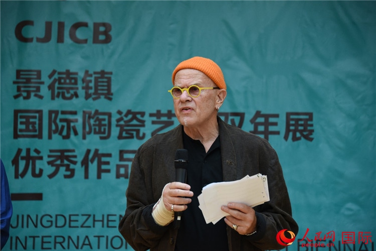 瑞典藝術(shù)家托比恩·卡爾斯博致辭。人民網(wǎng)記者 殷淼攝