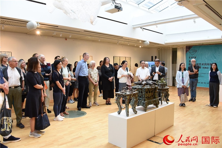 來(lái)賓參觀展覽作品。人民網(wǎng)記者 殷淼攝
