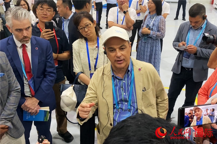 阿根廷駐華大使馬致遠(yuǎn)與億華通動力科技有限公司總經(jīng)理于民討論關(guān)切問題。人民網(wǎng) 宋歌攝