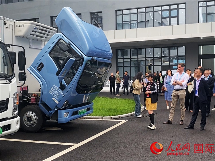 于民向駐華外交官和國際組織駐華代表介紹燃料電池車型。人民網(wǎng)記者 于洋攝