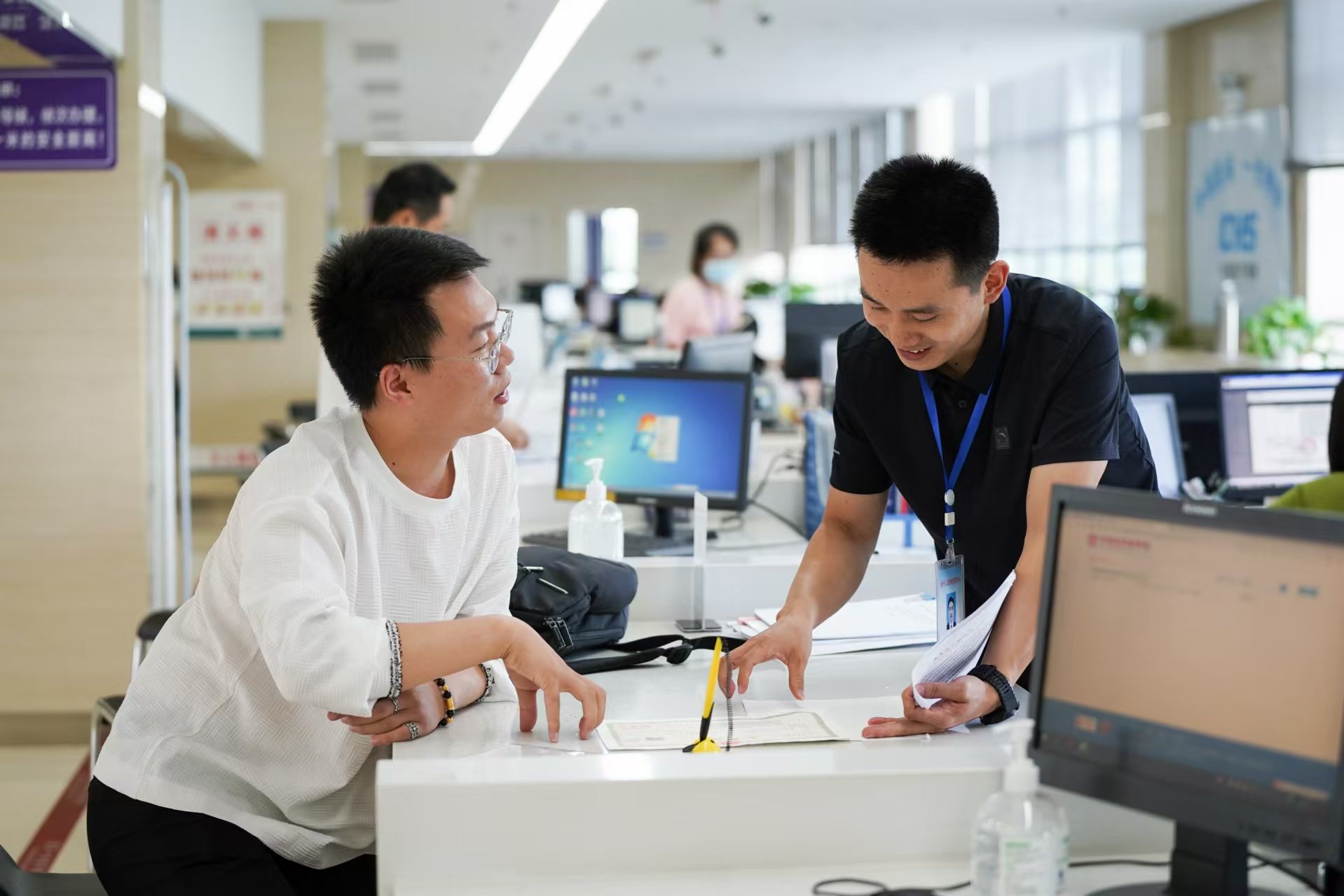 安徽省池州市市民在市政務(wù)服務(wù)大廳辦理業(yè)務(wù)。人民網(wǎng)記者 王銳攝