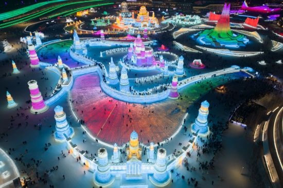 2024年1月1日，來自世界各地的游客在哈爾濱冰雪大世界園區(qū)內(nèi)游玩（無人機(jī)照片）。