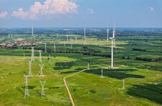這是2024年7月19日拍攝的內(nèi)蒙古通遼238萬千瓦風(fēng)電項(xiàng)目（無人機(jī)照片）。此項(xiàng)目每年可將75億千瓦時(shí)清潔電能經(jīng)扎魯特—青州±800（千伏）直流特高壓外送通道送至山東地區(qū)消納，相當(dāng)于滿足受端地區(qū)超過300萬戶居民家庭用電需求，節(jié)約標(biāo)煤261萬噸，減少二氧化碳排放634萬噸。