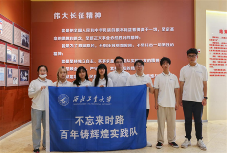 實踐隊員學習長征精神。學校供圖