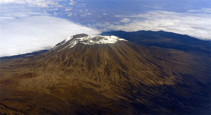 2012年8月3日，常被云霧環(huán)繞的乞力馬扎羅山云開霧散，雄姿一覽無余。新華社記者丁海濤攝