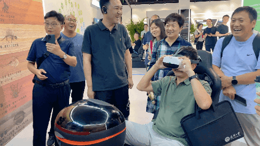 研學團成員正在用VR眼鏡體驗。人民網(wǎng) 王戰(zhàn)雄攝