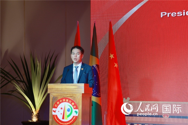 巴西中國浙江商會執(zhí)行會長陳翔廣宣讀賀電。人民網(wǎng)記者 陳海琪攝