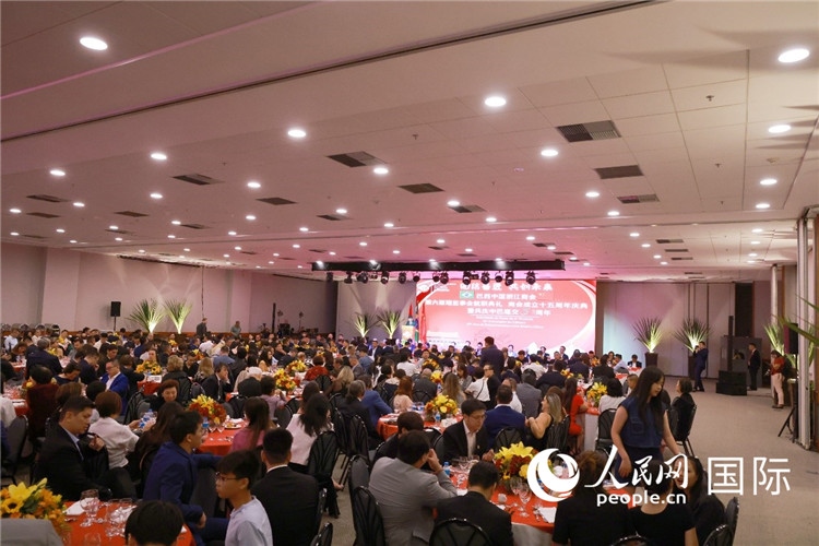 當(dāng)?shù)貢r間8月24日晚，巴西中國浙江商會第六屆理監(jiān)事會就職典禮在里約熱內(nèi)盧舉行。圖為就職典禮現(xiàn)場。人民網(wǎng)記者 陳海琪攝