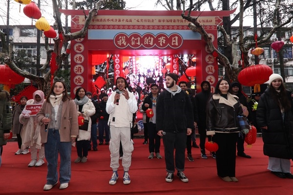 “熊貓叨叨”團(tuán)隊(duì)參加上海四平社區(qū)“元宵行街會(huì)”。