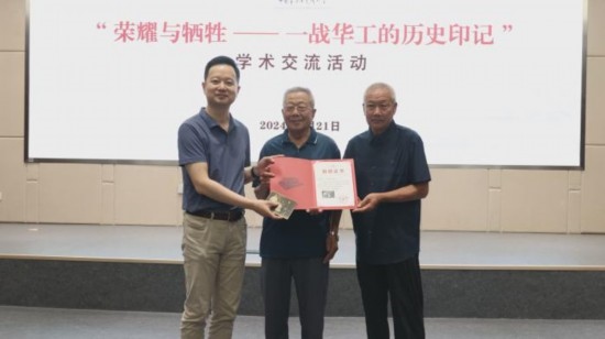 圖為中國華僑歷史博物館負(fù)責(zé)人寧一為河間一戰(zhàn)華工后代代表沈秉燦、沈秉尊頒發(fā)捐贈證書和感謝函。