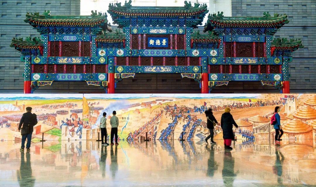 △2022年1月，觀眾在首都博物館參觀“穿越時(shí)空的大運(yùn)河”數(shù)字影像展。