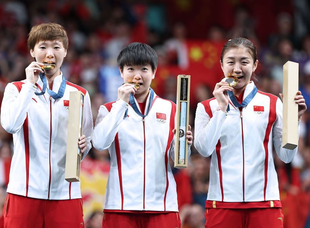 冠軍中國隊選手王曼昱、孫穎莎、陳夢（從左至右）在巴黎奧運會乒乓球女子團體頒獎儀式上（2024年8月10日攝）。新華社記者 王東震 攝