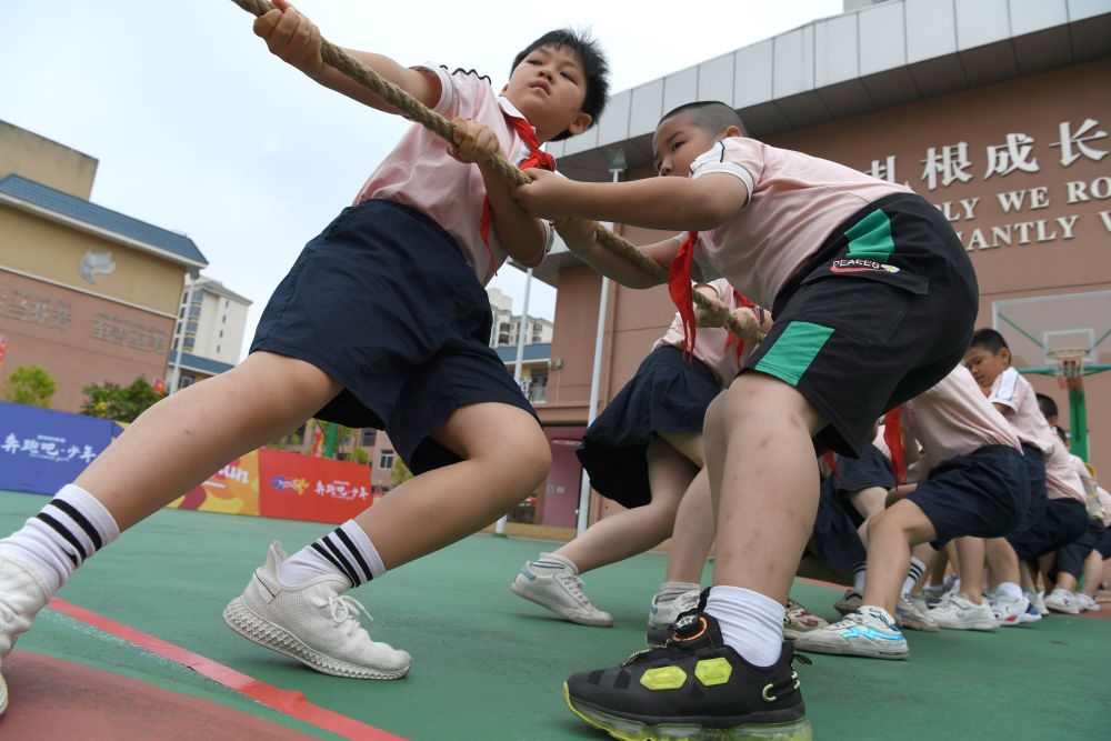 廣西南寧市玉蘭路小學的孩子們在進行拔河比賽（2021年5月31日攝）。新華社記者 周華 攝