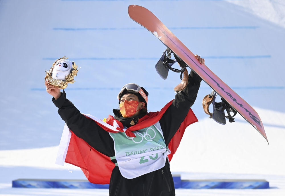蘇翊鳴在北京2022年冬奧會單板滑雪男子大跳臺決賽奪冠后慶祝（2022年2月15日攝）。新華社記者 黃宗治 攝