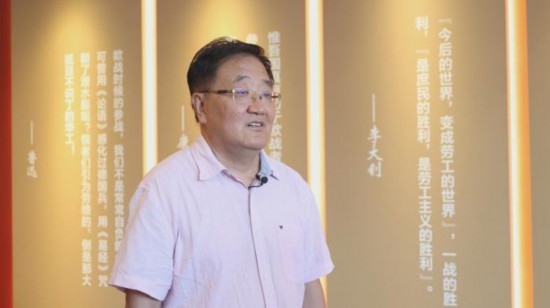 圖為中國社會科學(xué)學(xué)院近代史研究所研究員張俊義接受媒體采訪。