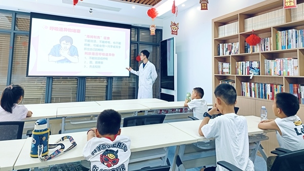 西安交通大學(xué)“筑夢(mèng)醫(yī)心·護(hù)佑三農(nóng)”實(shí)踐團(tuán)開(kāi)展健康科普。校方供圖