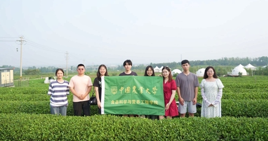 在山東日照，中國(guó)農(nóng)業(yè)大學(xué)食品學(xué)院實(shí)踐團(tuán)就農(nóng)業(yè)生產(chǎn)智能化設(shè)備、肥料選用等問(wèn)題開(kāi)展實(shí)地調(diào)研，并面向300余名村民陸續(xù)開(kāi)展4次科普宣講。校方供圖