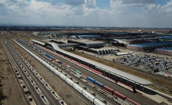 這是2023年9月在肯尼亞首都內(nèi)羅畢拍攝的蒙內(nèi)鐵路內(nèi)羅畢站（無(wú)人機(jī)照片）。新華社記者 韓旭 攝