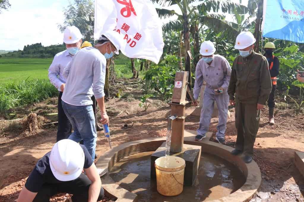 2022年4月11日，在盧旺達(dá)東方省加齊博區(qū)穆拉姆比，工作人員檢查一口中國(guó)援建的水井。新華社發(fā)