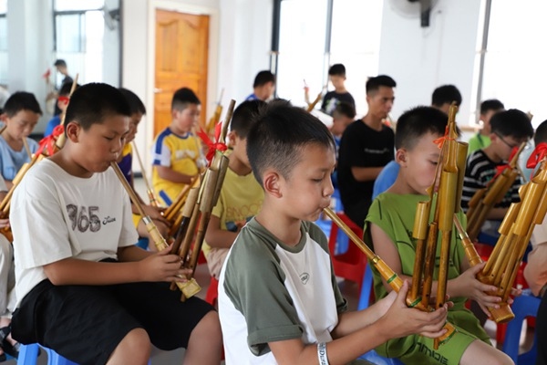 孩子們在學(xué)吹蘆笙。融水縣文化館供圖