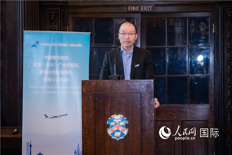 圖為中國(guó)南方航空倫敦營(yíng)業(yè)部總經(jīng)理陳珂致辭。人民網(wǎng) 郭錦標(biāo)攝