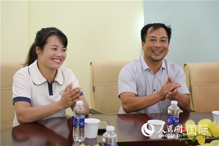 越南沙巴市黃連寄宿制民族小學(xué)老師阮氏秋姮、阮文享。人民網(wǎng)記者簡承淵攝