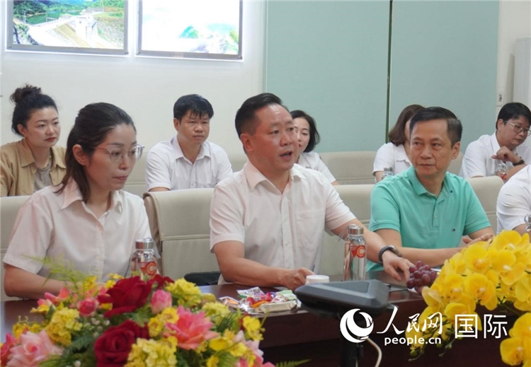 越中電力公司董事長李志雄（前排左二）介紹越南電力情況。葛沙莎攝