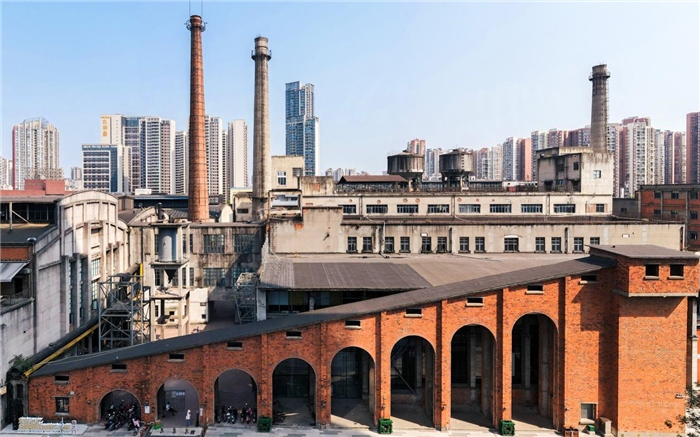 在原成都國營紅光電子管廠舊址上改建而成的東郊記憶園區(qū)南大門。大門既保留了老工業(yè)區(qū)的風(fēng)貌，又融入了現(xiàn)代審美和創(chuàng)意，成為了園區(qū)一大亮點(diǎn)。資料圖片