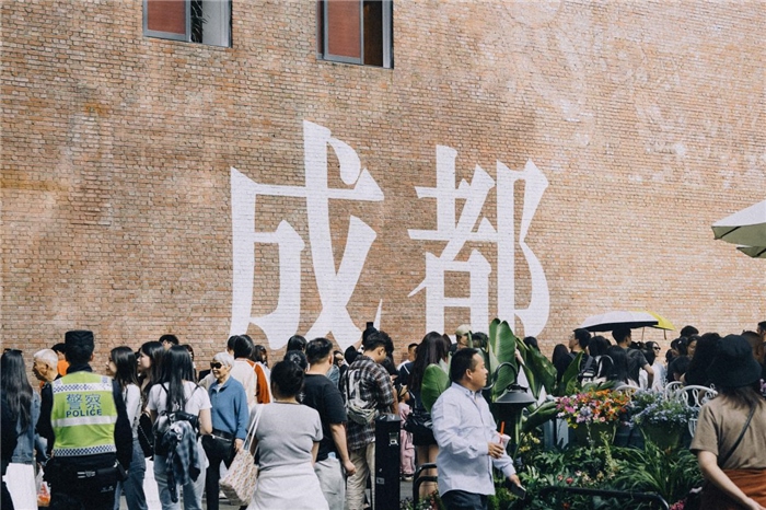 東郊記憶園區(qū)“成都墻”以巨大的“成都”字樣和獨(dú)特的藝術(shù)設(shè)計成為園區(qū)的網(wǎng)紅打卡地，吸引了眾多游客和市民前來參觀。資料圖片