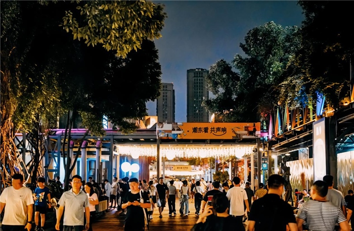 夜幕下的東郊記憶園區(qū)人流如織，熱度不減。資料圖片