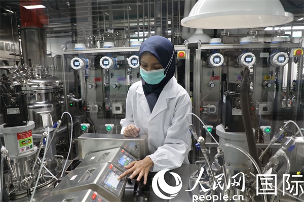中國—印尼新能源材料與冶金工程技術(shù)聯(lián)合研究實(shí)驗(yàn)室內(nèi)，研究人員正在工作。人民網(wǎng)記者曹師韻攝