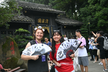 媒體考察團(tuán)成員在都江堰清溪園合影留念。（陳斌 攝）