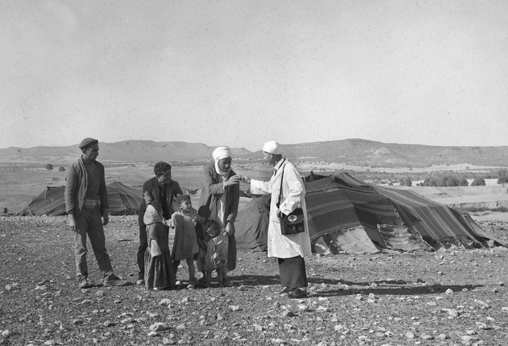 1965年，一名中國援阿爾及利亞醫(yī)療隊(duì)醫(yī)生（右一）在阿爾及利亞賽伊達(dá)省為牧民診治。
