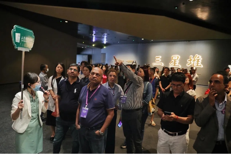 8月31日，亞洲媒體考察團(tuán)參訪三星堆博物館?！吨袊?guó)經(jīng)濟(jì)周刊》記者肖翊攝